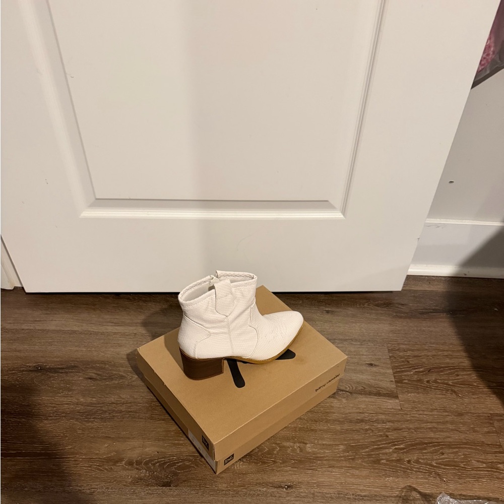 Dirty Laundry Cream Ankle Booties